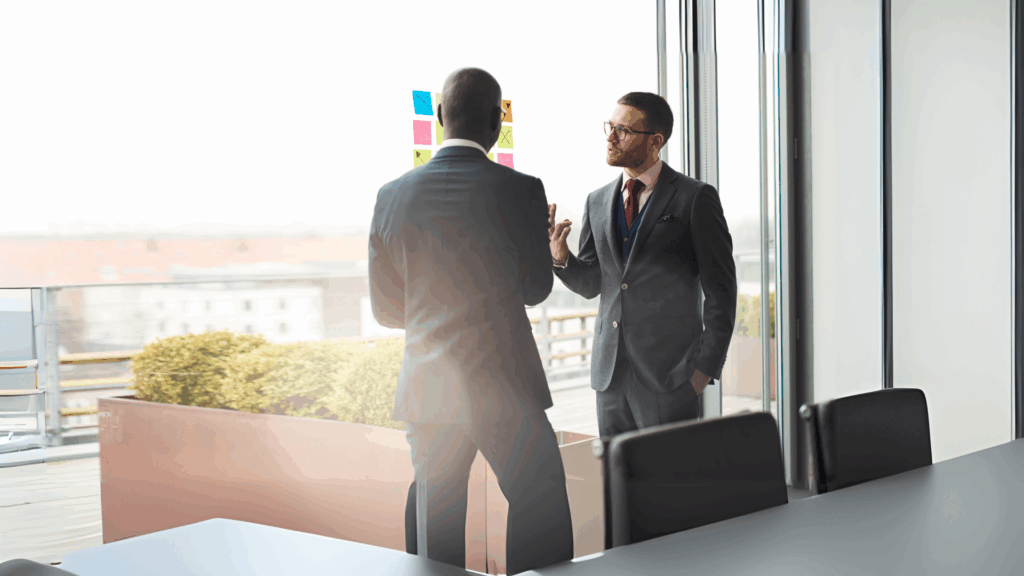 Due professionisti in ufficio durante una sessione di Executive Coaching faccia a faccia.