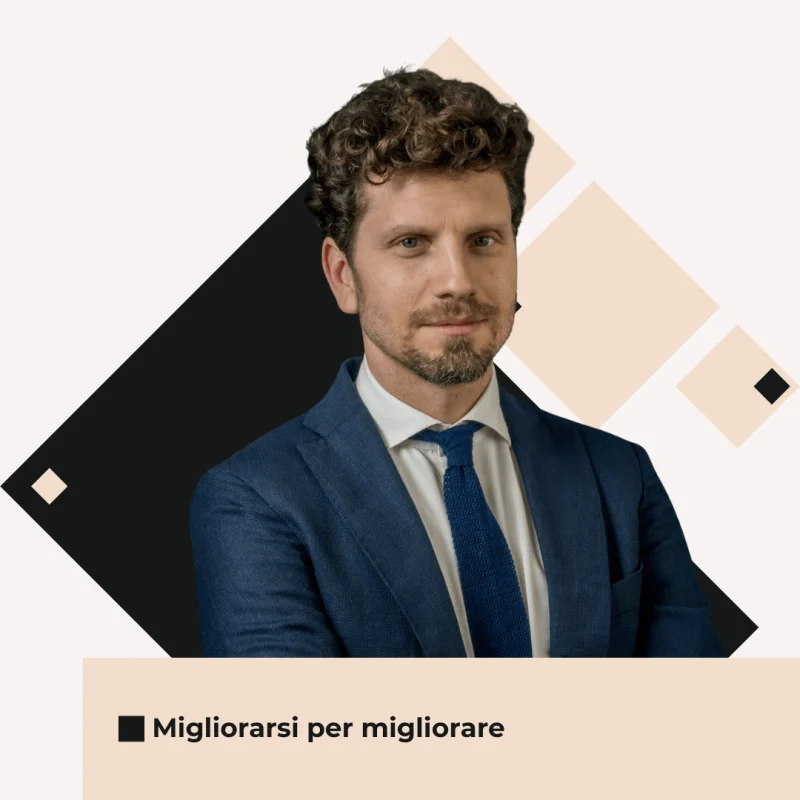 Professionista al lavoro su sfondo astratto con elementi geometrici, rappresentazione simbolica del miglioramento individuale che genera valore per l’organizzazione attraverso il business coaching.